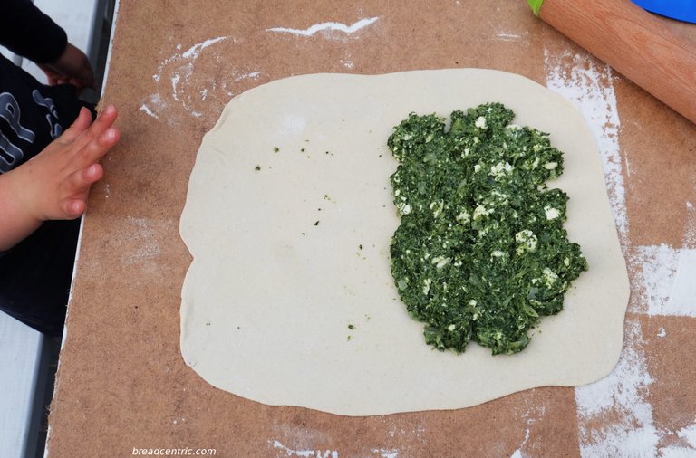Filling the gozleme